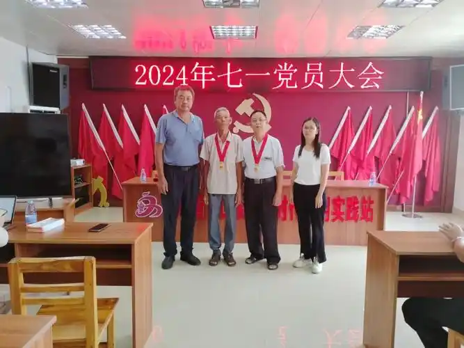 在仁亲村党员大会上,支部书记余泳怡带领全体党员高唱红歌,并在"三沓