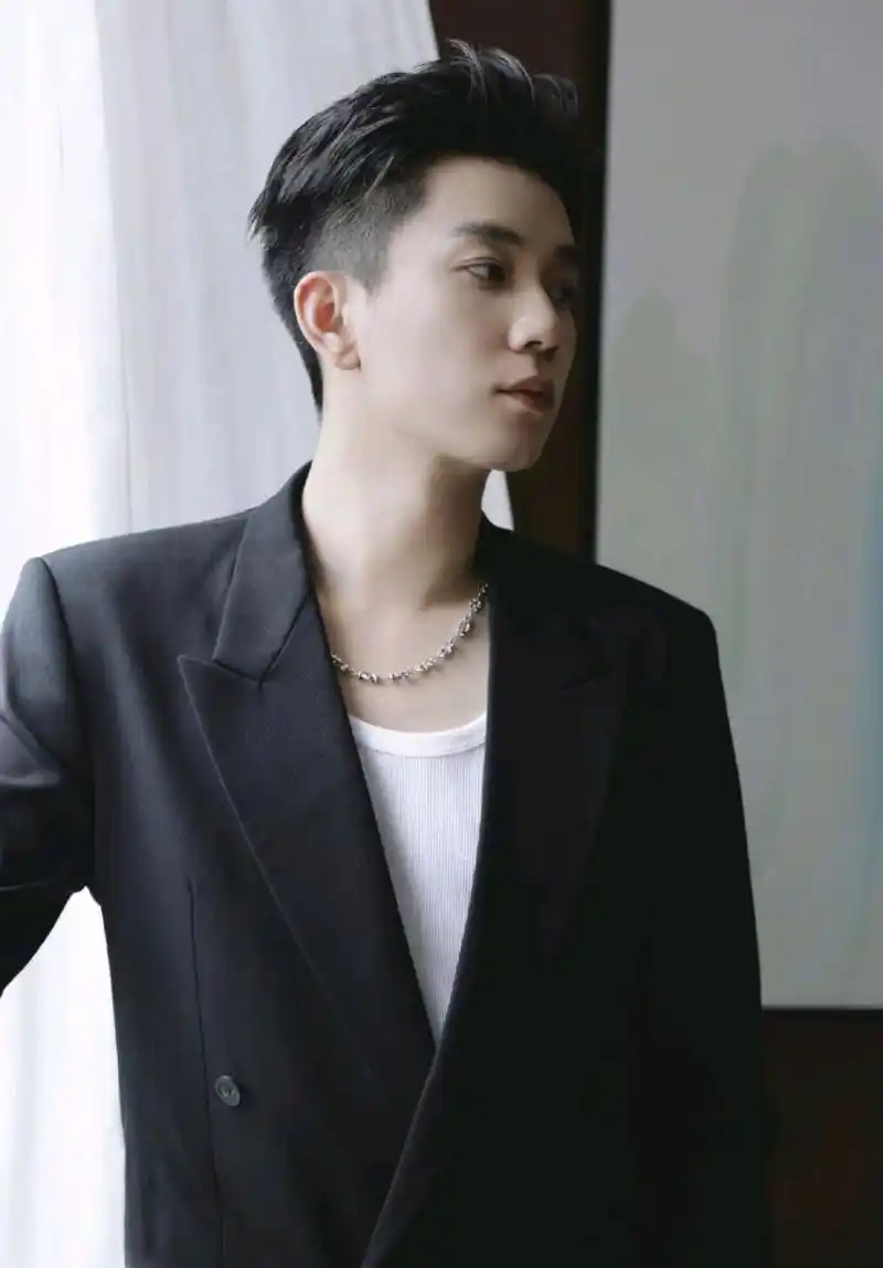 王子奇休闲西装配,经典的黑白配色,很有魅力,背头的发型加上俊朗的