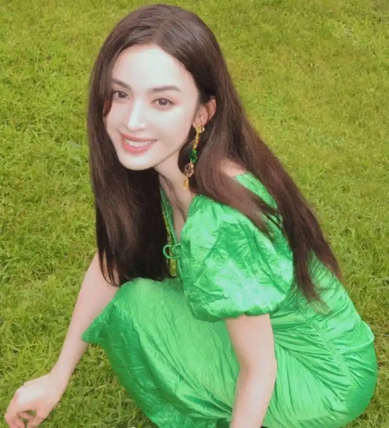 古力娜扎绿色连衣裙秀窈窕曲线,嘟嘴表情俏皮可爱迷人至极!