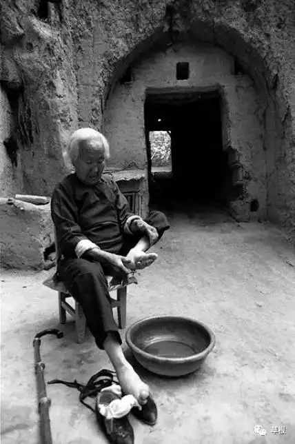 虽然黄土地的小脚老人们遭受了太多的人间疾苦,却充满着勤劳与善良