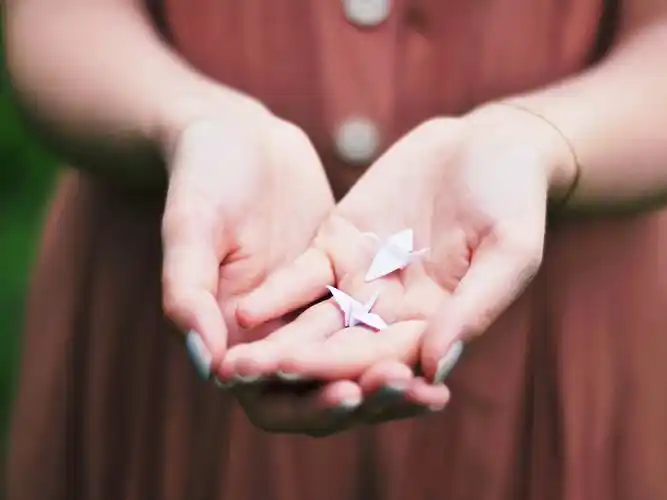 时光温软,你给的幸福还在我手中,手,纸鹤,千纸鹤,手心,文艺,寂寞,心情