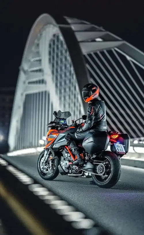 ktm 2022 运动旅行车 1290 super duke gt 户外特写