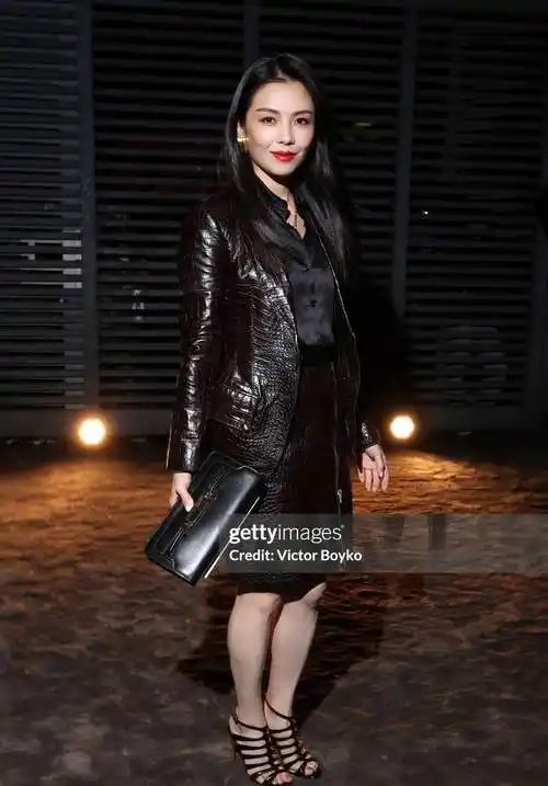 曾黎"水蛇腰",娜扎裸背诱人,但戚薇只惊艳了下半身_刘涛_造型_明星