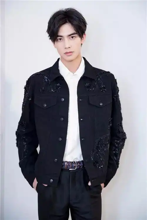 走得了米兰t台演得了爆款角色新晋带货王宋威龙将流量转化为购买力