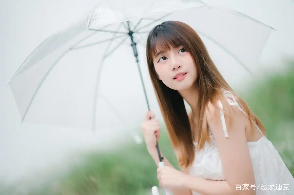 打扮很清新的小女生,有着特别清纯甜美的长相