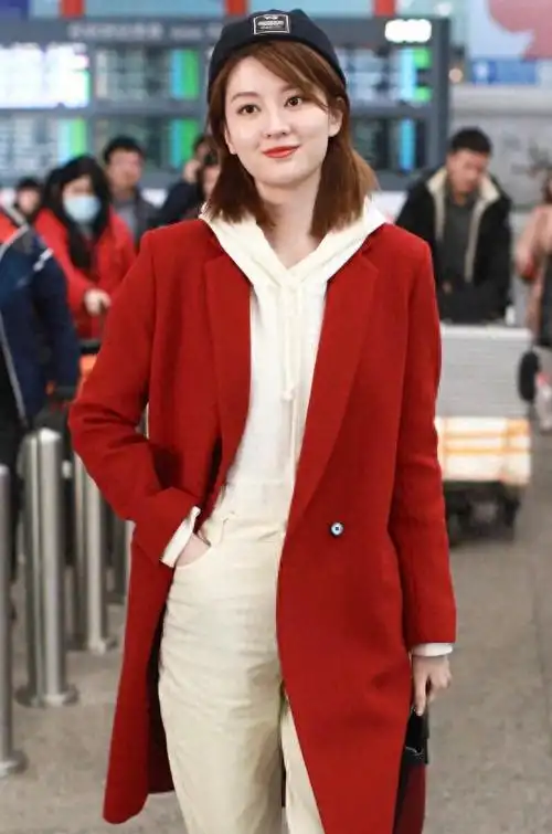 要说乔欣那天的装扮啊,那叫一个红火.她选的那件红色外套,那叫一流!