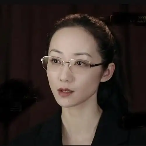 韩雪身临其境,黑毛呢风衣搭金边眼镜,气质儒雅一般人真模仿不来