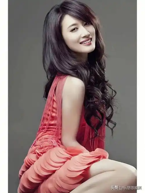 在美女如云的娱乐圈,郭珍霓凭借有辨识度的长相和出色的演技,成功地在
