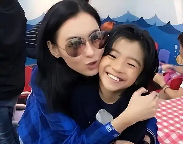 张柏芝带三胎儿子现身,5岁张礼承身高猛长,曝孩子生父争抚养权_张立成