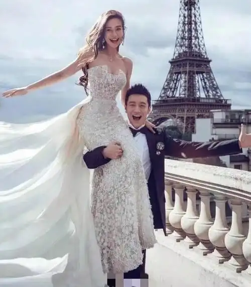 一家三口罕同框!黄晓明baby带小海绵出游,黄晓明全程抱儿子太贴心