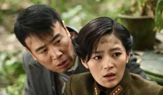 弟弟少义嗜赌成性,将房契地契输给陈剑锋的父亲陈子秋的手下,袍哥头目