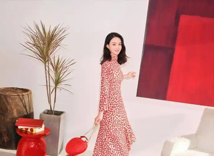 赵丽颖产后首次发表作品就选择了《时尚芭莎》,她身穿一身白色连衣裙