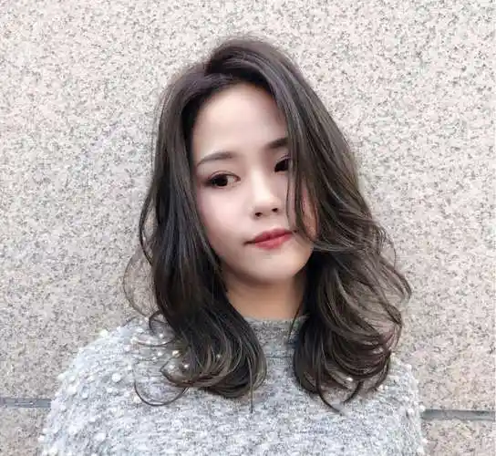 一些中长发好看的发型,烫完自然飘逸显气质,过年发型就该这么烫