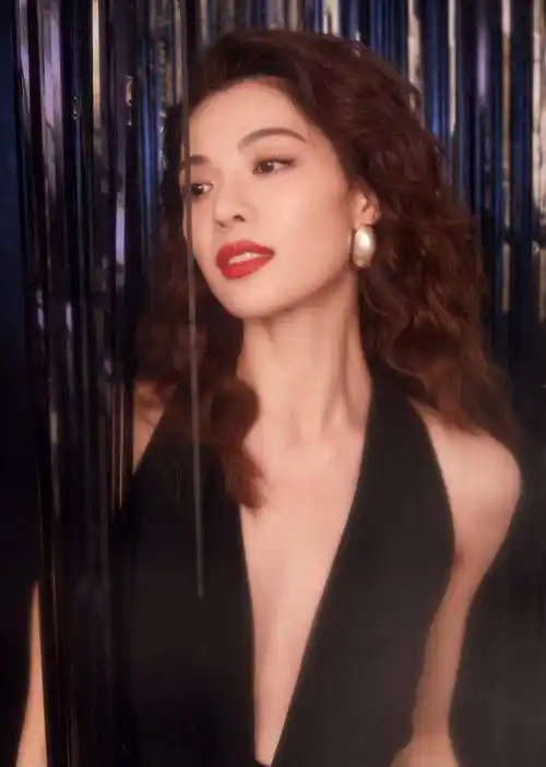 美女演员钟楚曦目前跻身为流量小花的行列,目前片约,综艺,代言都不断