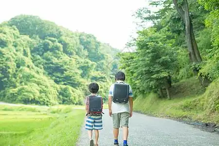 拉小提琴背影图片