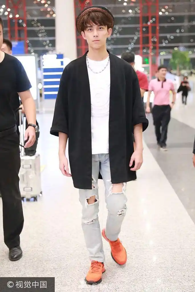 吴磊穿"乞丐牌"牛仔裤帅气亮相 背后拖"尾巴"十分强镜