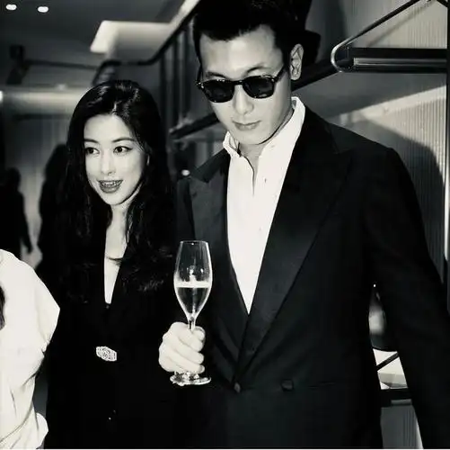 朱珠分享全家巴黎旅行照与老公出席高档宴会女儿气场不输超模