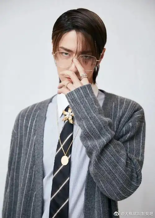 王一博新造型太像漫撕男!金丝眼镜搭配西服披肩,酷盖变雅痞绅士