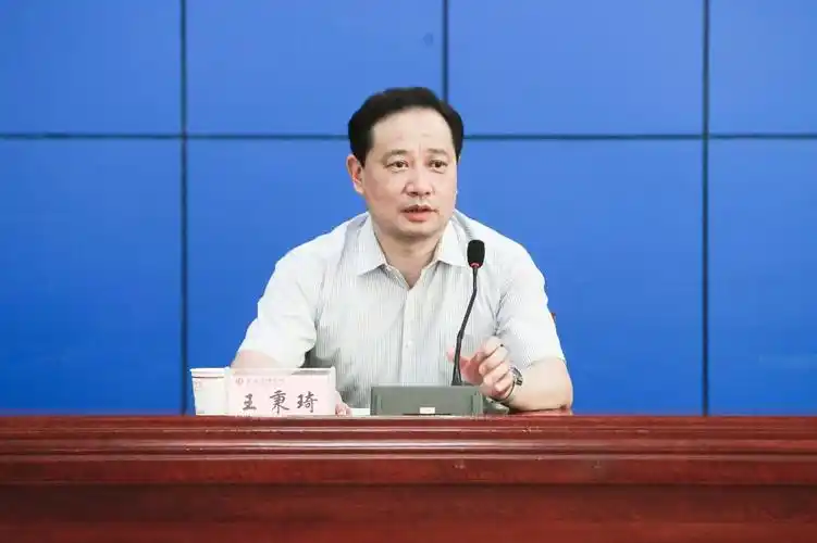 会上,张清宣读了中共陕西省委关于赵健同志任职的决定.