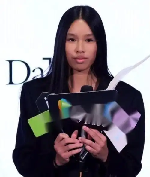 在服饰领域,林家菱的这款