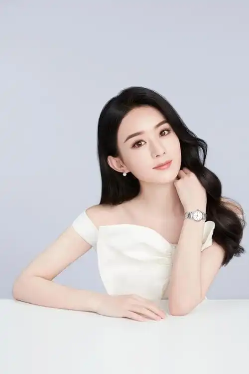 赵丽颖穿白色露肩长裙气质温婉长发披肩仙气十足