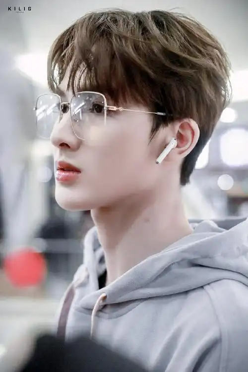 收集一些朱正廷的帅气侧脸棱角分明,线条流畅,女娲造人也太偏心了吧