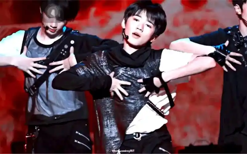 宋亚轩《狼少年》"鱼肚"特享 视频来源自水印(侵删)