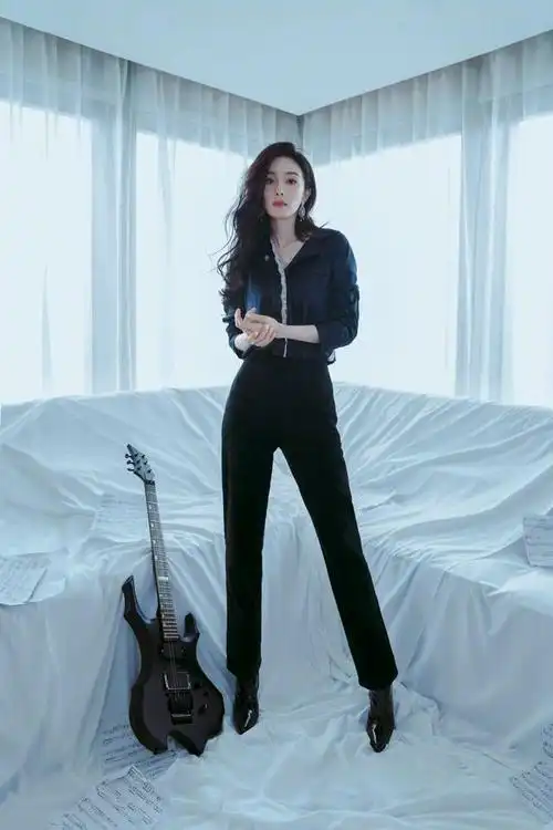 杨幂黑色上衣紧身裤搭高跟鞋 演绎黑色的神秘感与摇滚的狂野气息