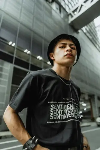 的男人的照片-之一,人,休闲,太阳帽,头饰,姿势,姿势认真的,家伙,帅气