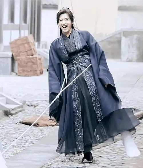 白敬亭吊威亚突出(白敬亭贝尔吊威亚视频)-天晟网