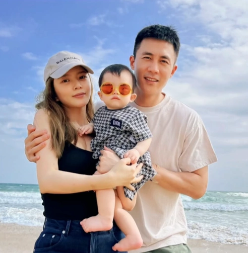 杜淳一家三口去海边度假王灿穿吊带环抱老公脖子产后身材更吸睛