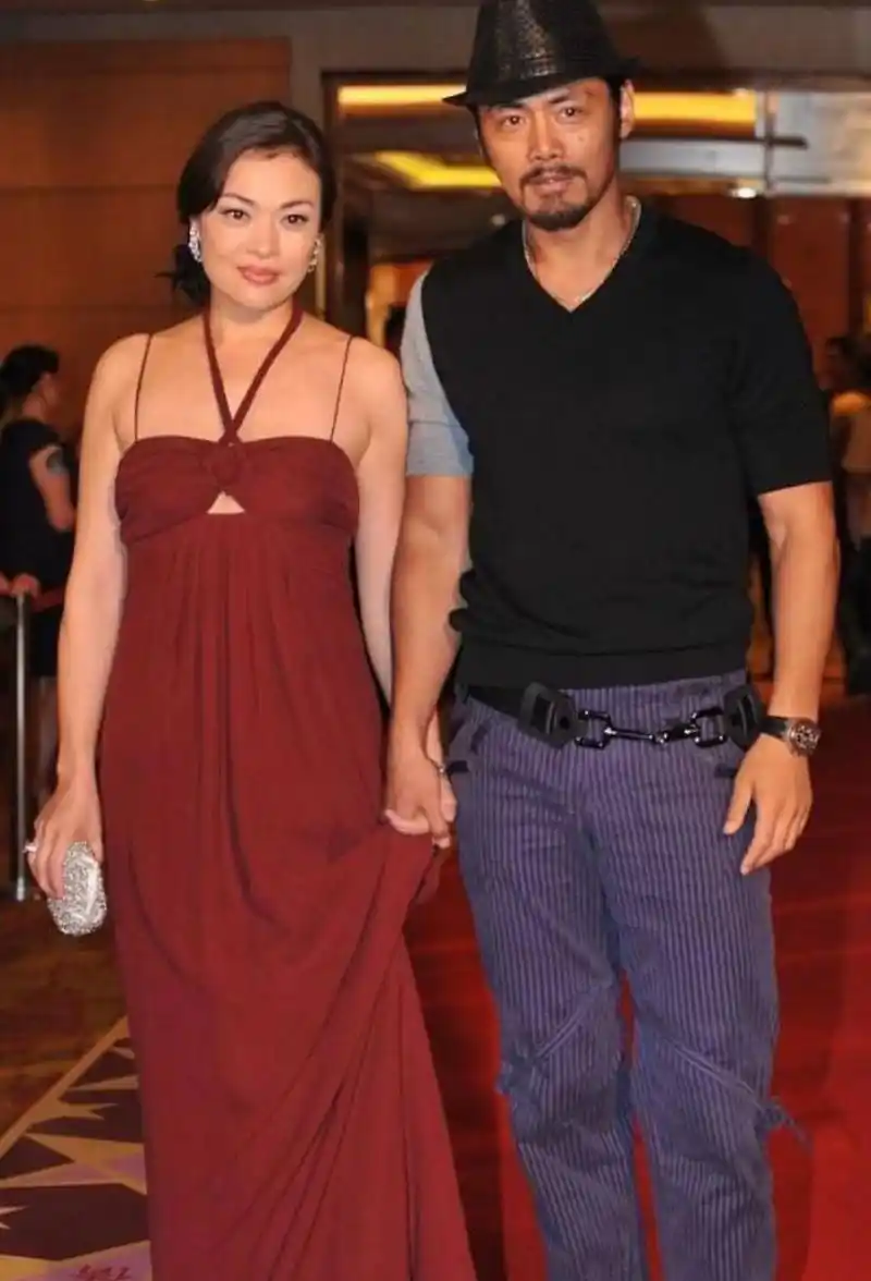 史可和老公国外走红毯,一袭白色缎面裙高贵霸气,光头老公像保镖