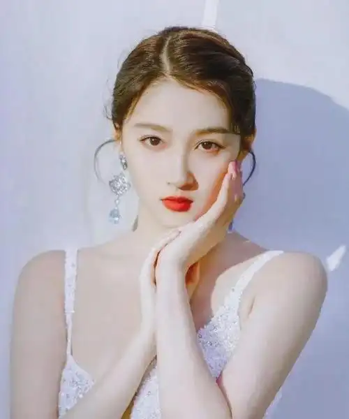 24岁关晓彤容颜耐看身材有料邻家女孩变性感女神了