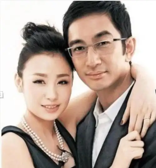 有钱又有颜,吴启华也是选择了一位泰国美人做妻子,两个人爱的深沉,也