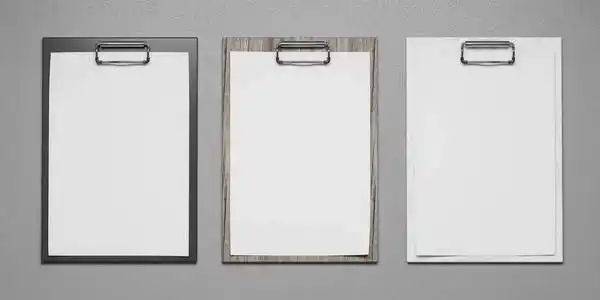 在剪贴板上的空白纸,用于配方或菜单,可可豆和巧克力棒在白色木制背景