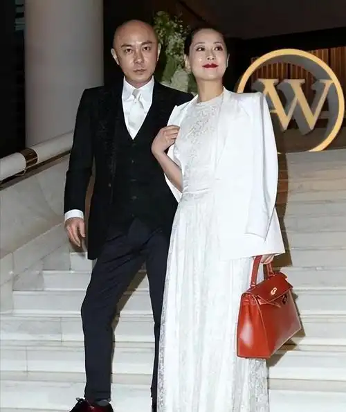 张卫健真宠妻子张茜拎20万大牌包打扮显质感狠狠拿捏住贵妇范