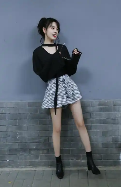 陈瑶展示早春穿搭,黑针织衫搭格子裙,少女气息都快从屏幕飘出来