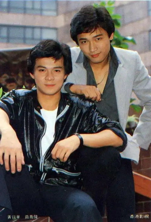 盘点80年代香港帅气男明星刘德华梁朝伟周润发黄日华他们那时都好青涩