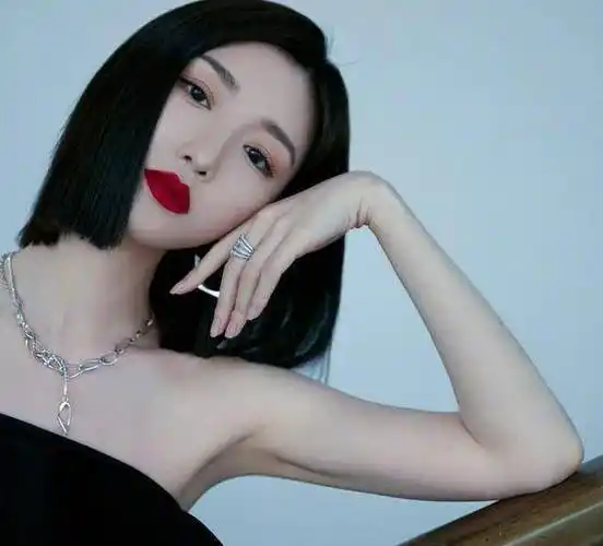 原创毛晓彤出席活动惹围观,围观粉丝的表情亮了!_网友_气质_风格