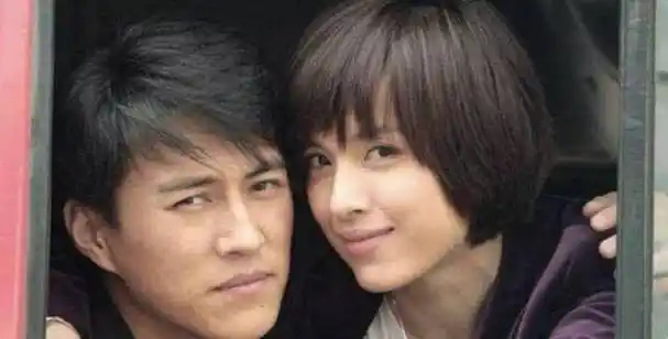 老干部靳东:与大9岁的江珊在一起5年,为何又转身娶了二婚的李佳