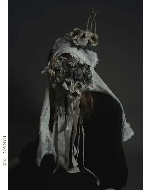 戴花面具的女人