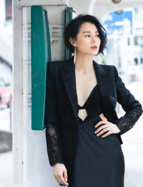 接连生下两个儿子的胡杏儿身材一如既往的保持如初,让人羡慕不已.