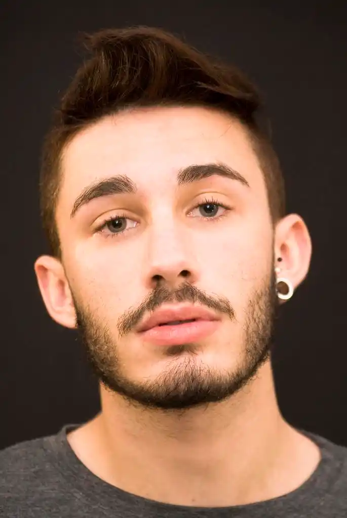 帅哥,黑色背景上大胡子的帅哥