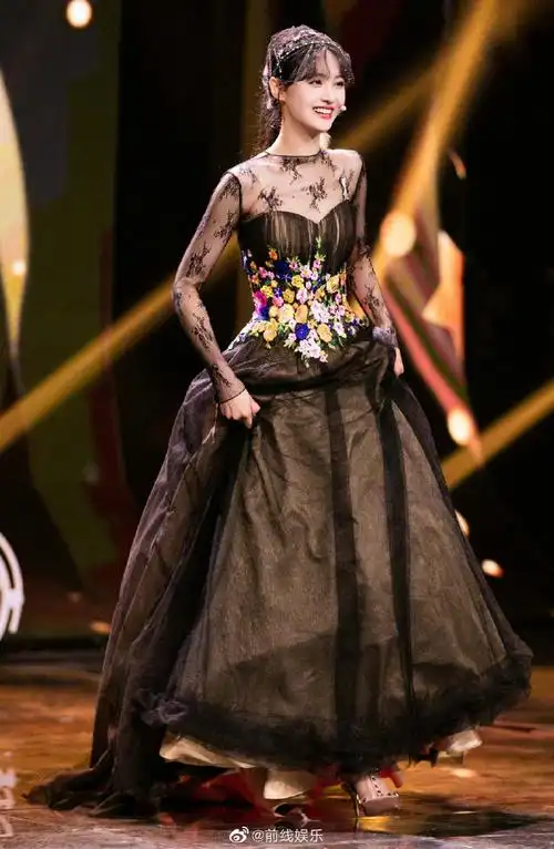 郑爽穿晚礼服跳舞# 郑爽这身造型 是迪士尼. 来自前线娱乐 - 微博