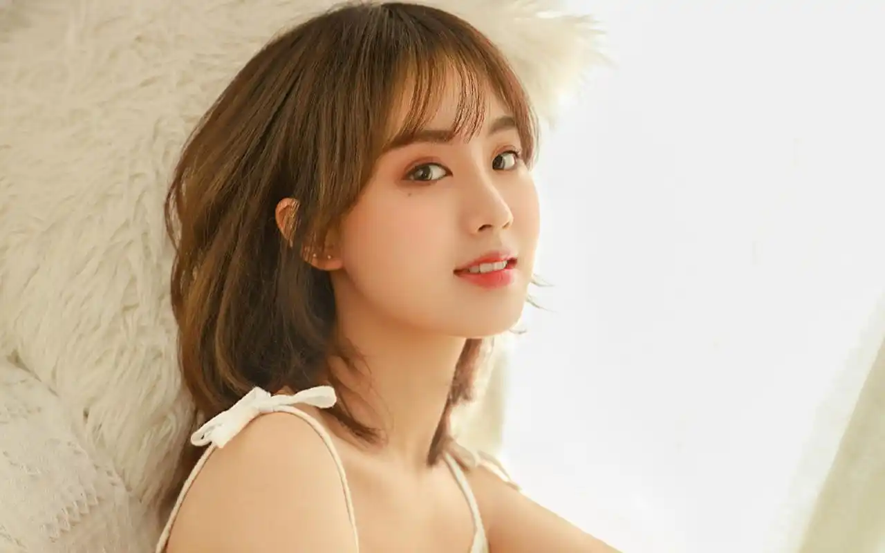 纯真可爱美少女私房图片桌面壁纸