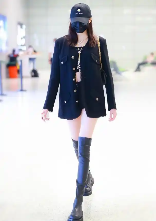 有种"秀腿上瘾"叫关晓彤!为秀腿穿"袜皮靴",鹿晗也不管管她