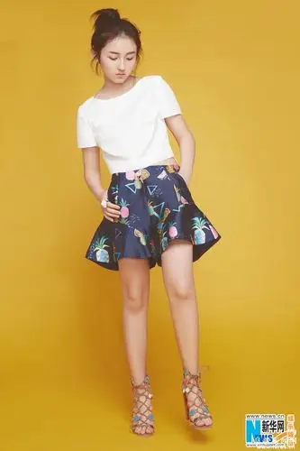 张子枫杂志大片曝光 清新俏皮少女感满满