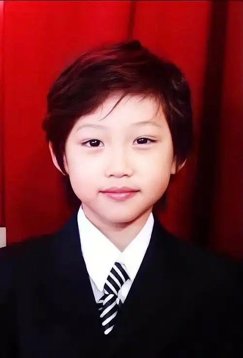 谁能想到这个吃奶嘴的小小肉团子能长成现在的大帅哥呀~ 小菲小时候真