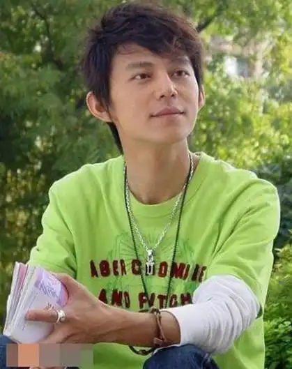 同学都在迅速成长,而他却保持着一副干瘦的身材,身高也毫无增长迹象