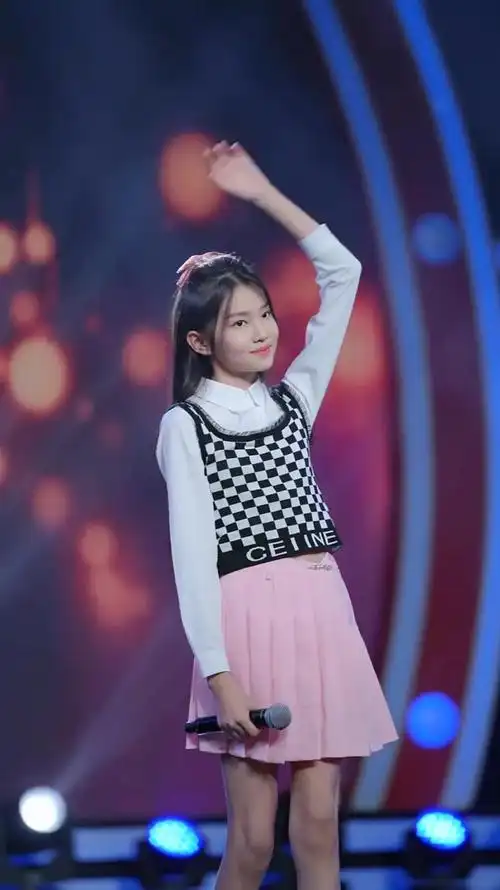 宋小睿上舞台了还是穿着小短裙这样显得她的身材很好